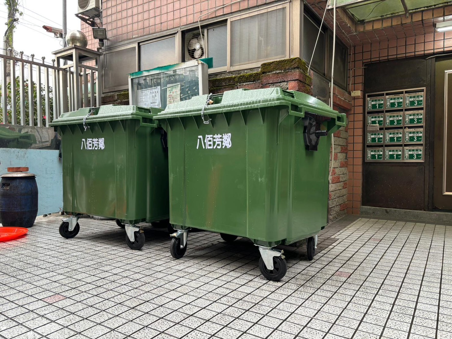 1100公升垃圾子車桶台灣製 | 育通國際有限公司
